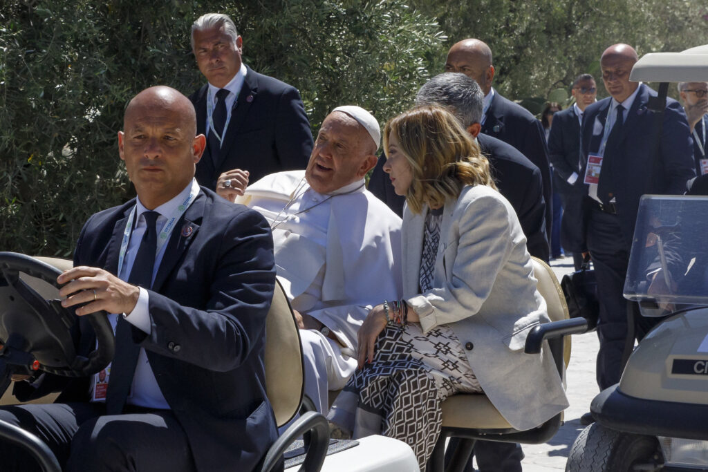 papa meloni g7 foto PRESIDENZA DEL CONSIGLIO