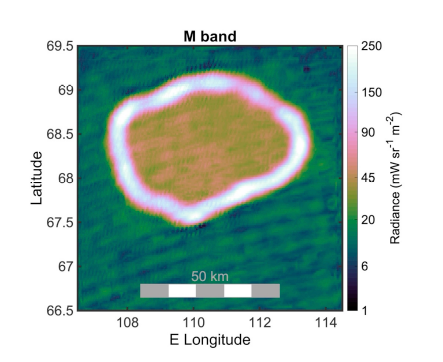 Juno. Questa immagine mostra l’emissione nell’infrarosso di Chors Patera, sulla luna Io di Giove. È stata creata combinando i dati raccolti dallo strumento JIRAM (Jovian Infrared Auroral Mapper) durante un sorvolo della luna il 15 ottobre 2023. (fonte dell’immagine/crediti: A. Mura / JIRAM Team) Gli scienziati della missione Juno ritengono che la maggior parte del lago di lava, largo circa 70 chilometri, sia coperta da una spessa crosta di materiale fuso (la parte centrale che appare rosso/verde nel grafico) con una temperatura superficiale di circa -40°C. L'anello bianco che lo circonda è dove la lava proveniente dall'interno di Io è direttamente esposta allo spazio, ossia la parte più calda di questa caratteristica vulcanica, intorno ai 500°C. L'area in verde è esterna al lago di lava ed è molto fredda (circa -150° C). L’anello di lava sui bordi del lago è una caratteristica simile a quella visibile in alcuni laghi Hawaiani (qui sotto, il lago di lava Puʻu ʻŌʻō nei primi anni '90 - per gentile concessione di NPS/USGS) JIRAM "vede" la luce infrarossa non visibile all'occhio umano. In questa immagine, le misurazioni dell'emissione termica irradiata dal pianeta erano nella lunghezza d'onda infrarossa tra 4,5 e 5 micron.