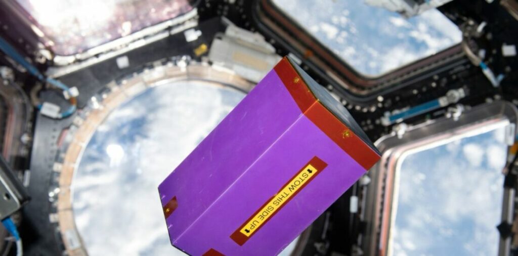 SACS Nella foto: il MiniLab realizzato da ALI contenente l’esperimento OVOSPACE fotografato sulla Stazione Spaziale Internazionale. Credit: NASA
