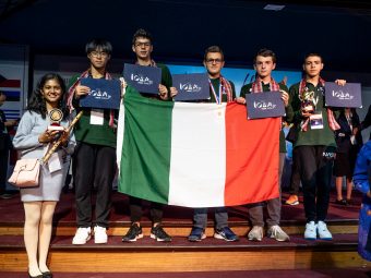 OLIMPIADI La squadra italiana sul palco al momento della premiazione. Da sinistra: Andrea Zihan Wang, Nicola Bortoluzzi, Luca Di Maria, Matteo Dolcin e Giuseppe Cateniello. Crediti: Giulia Iafrate/Inaf