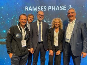 RAMSES a sinistra: Patrick Michel (principal investigator della missione Hera dell’Esa), Roberto Aceti (amministratore delegato di Ohb Italia), Josef Aschbacher (direttore generale dell’Esa), Monica Lazzarin (principal investigator della missione Ramses dell’Esa) e Franco Ongaro (capo del Coordinamento Spazio nel gruppo Leonardo). Crediti: Esa