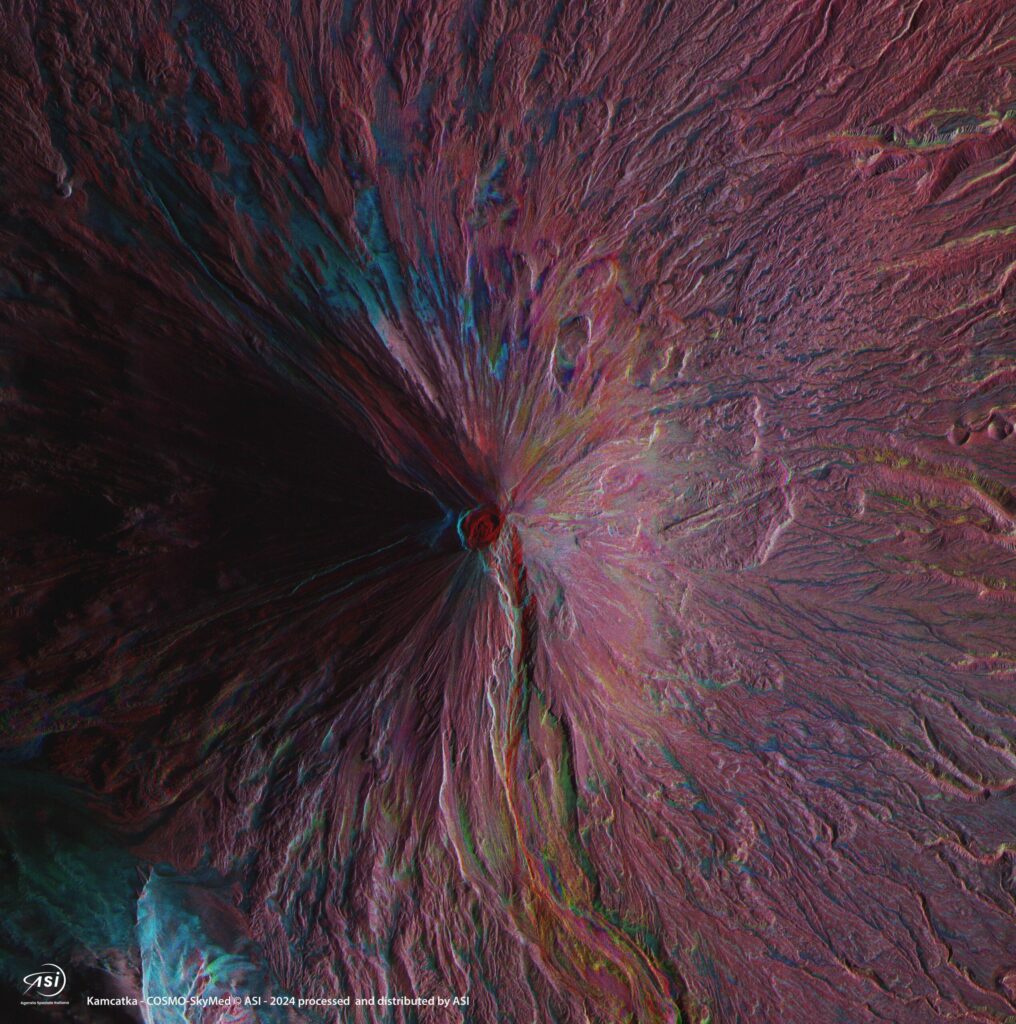 SIR-C/X-SAR Elaborazione multitemporale ottenuta sovrapponendo 3 immagini COSMO-SkyMed acquisiti su uno dei vulcani situati nella penisola della Kamchatka. Ad ogni immagine è stato associato uno dei colori RGB. La sovrapposizione dei colori indica cosa nel tempo è mutato tra le diverse acquisizioni sul vulcano.