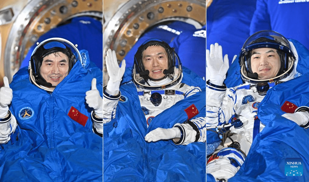 n questa foto combinata, gli astronauti Ye Guangfu, Li Cong e Li Guangsu (da sinistra a destra) sono fuori dalla capsula di ritorno dell'astronave con equipaggio Shenzhou-18 nel sito di atterraggio di Dongfeng, nella regione autonoma della Mongolia interna, nel nord della Cina, il 4 novembre. 2024. I tre astronauti sono tutti in buone condizioni fisiche e la missione è un completo successo, secondo la China Manned Space Agency. (Xinhua/Li Xin)