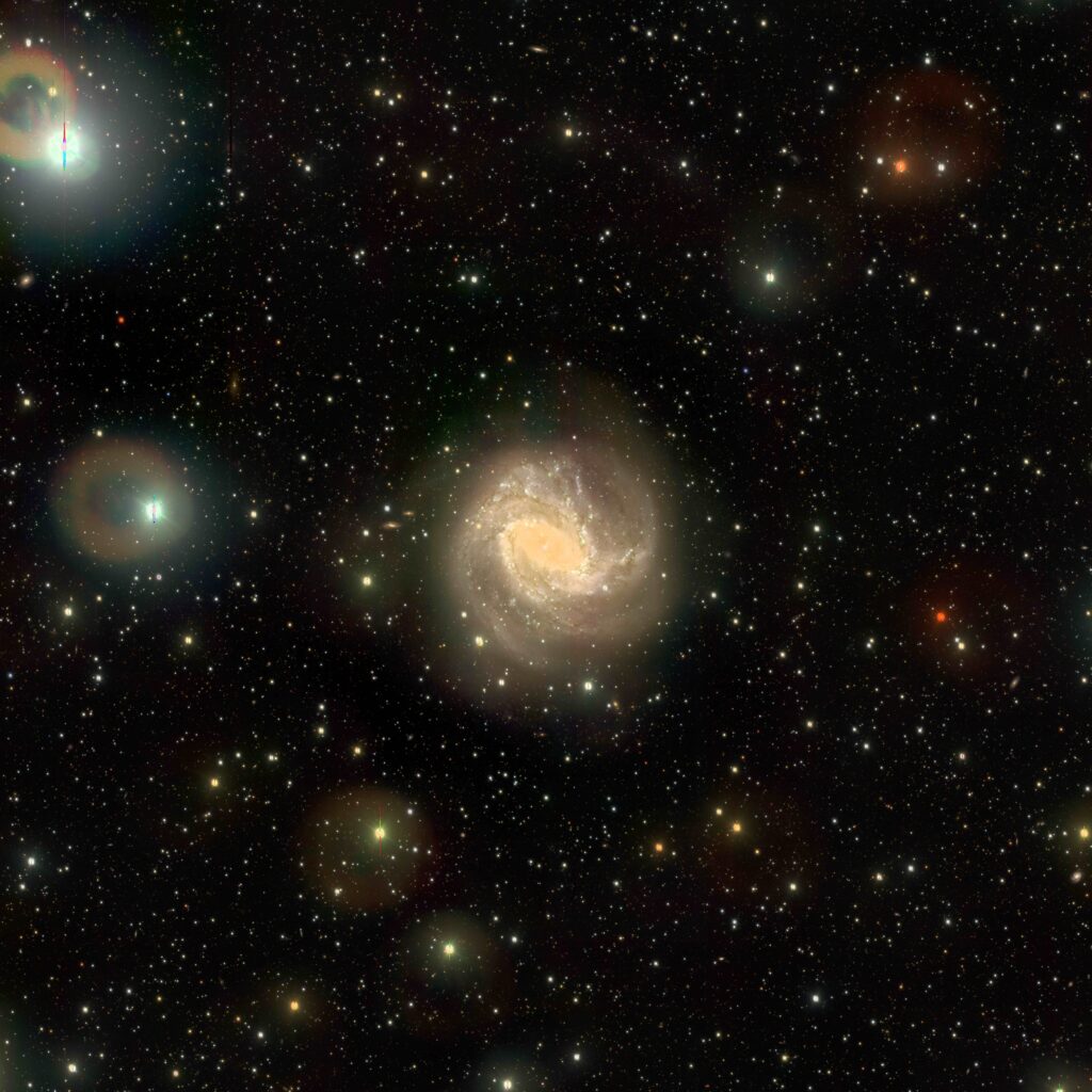 Immagine della galassia a spirale nota come Girandola del Sud (ma anche NGC 5236 o M 83), che si trova a circa 15 milioni di anni luce da noi, ripresa dal telescopio italiano VST (VLT Survey Telescope) gestito dall’Istituto Nazionale di Astrofisica (INAF) presso l’Osservatorio ESO di Paranal, in Cile.

Crediti: INAF/VST-SMASH/C. Tortora et al. (2024)